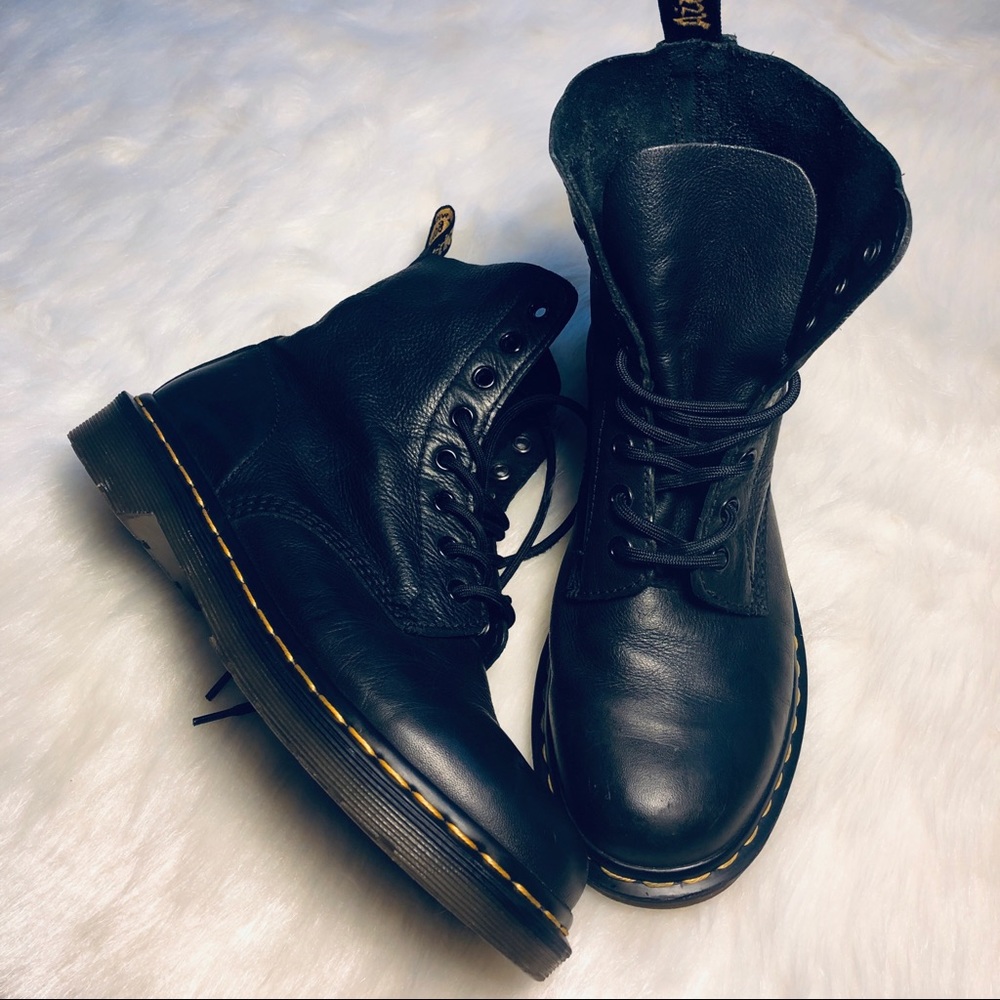 Dr. Marten, 1460 8 Hole Combat Boot Gently Worn